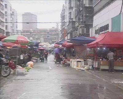 下架山村垃圾堆积如山 恶臭弥漫引居民担忧